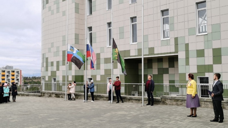 Торжественное поднятия флага Российской Федерации.