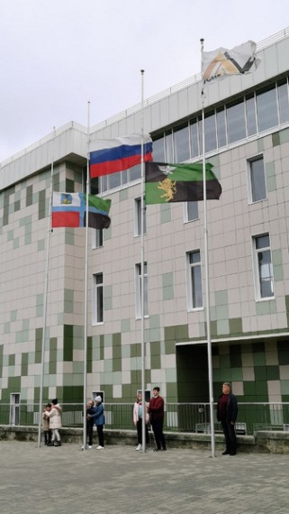 Торжественное поднятия флага Российской Федерации.