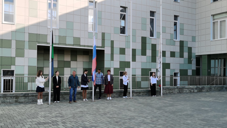11 сентября в Алгоритме Успеха началось с торжественного поднятия флага Российской Федерации, флага Белгородской области и флага Белгородского района под гимн России.